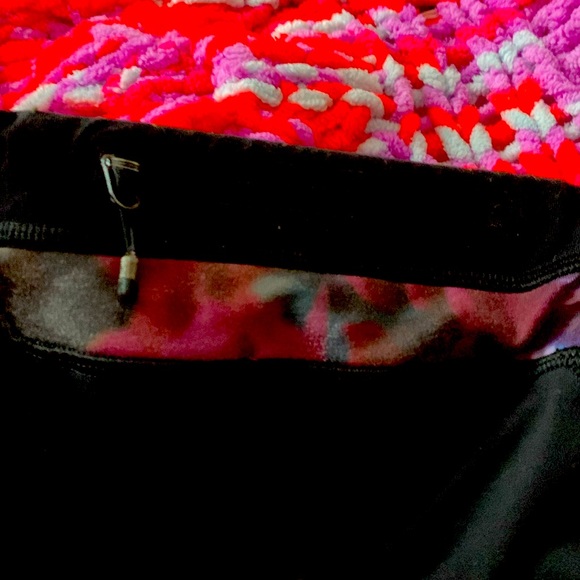 BLACK & COLORFUL TIE DYE LULULEMON CROPS SIZE 6 - Picture 3 of 5